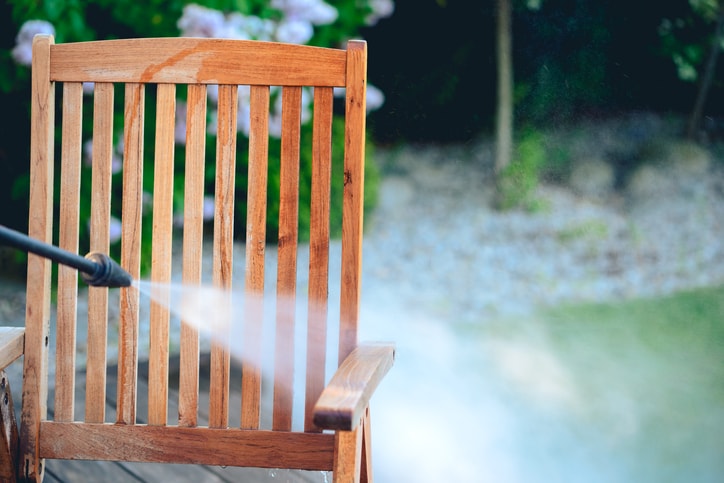 Jak dbać o krzesła drewniane?