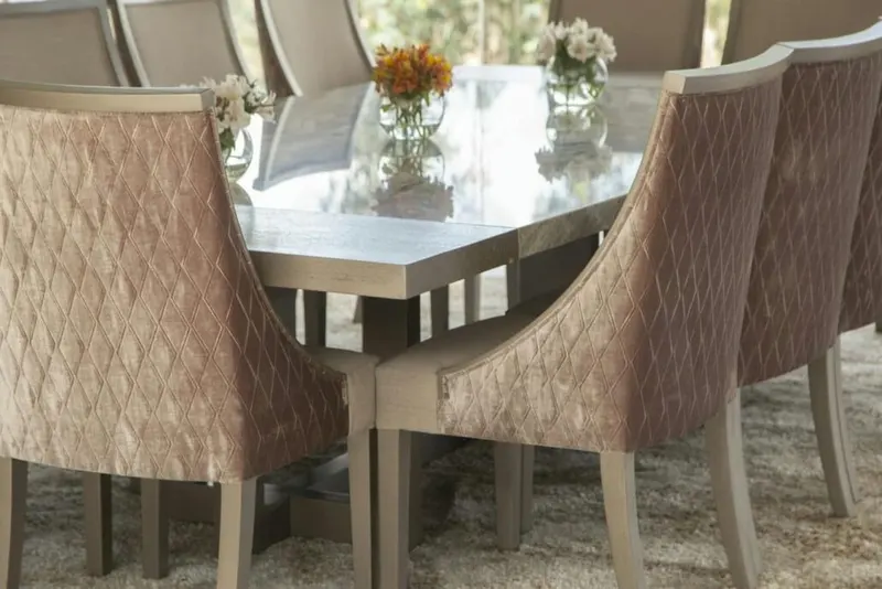 Tapicerowane krzesła przy stole