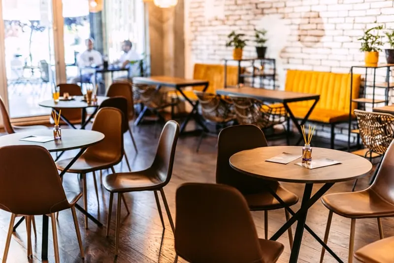 Stoły i krzesła w restauracji