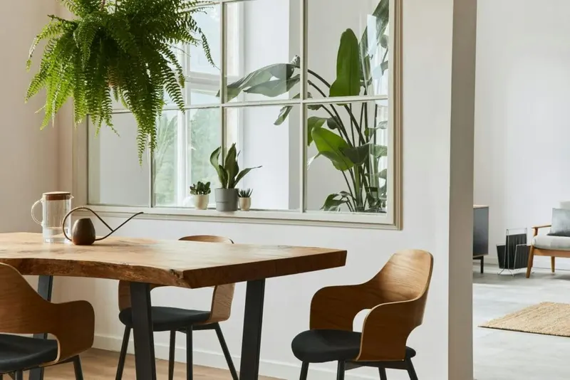 Drewniany stół i krzesła